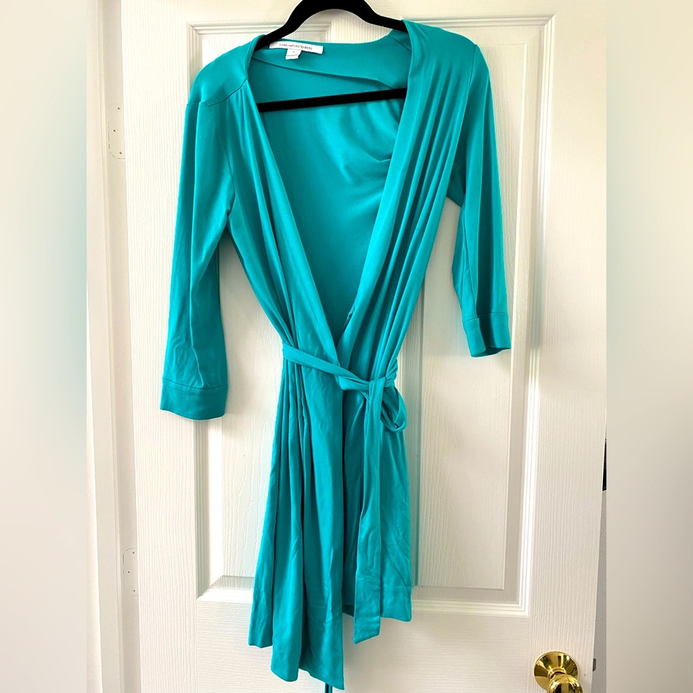 Diane Von Furstenberg classic wrap dress - size 6